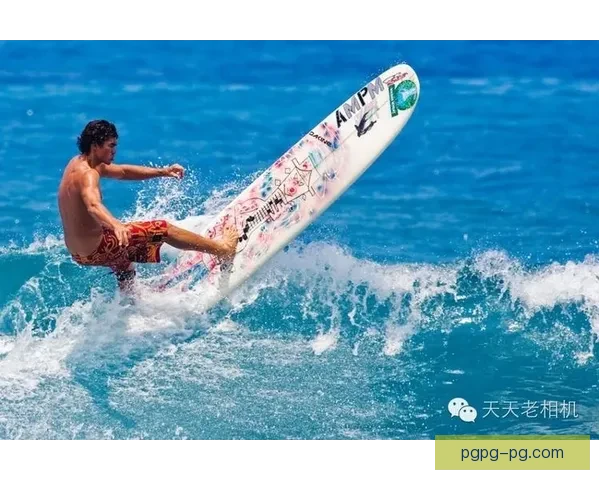 夏威夷冲浪比赛：冠军诞生，激烈对决引发热议