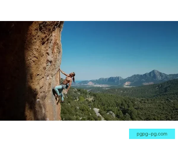 峡谷挑战：壁立千仞，攀登极限，勇闯攀岩比赛最高峰